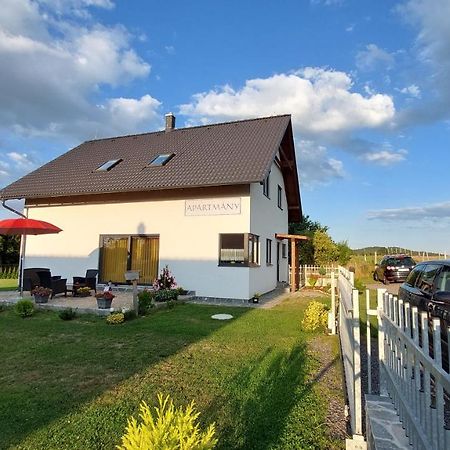 Apartmany Kohoutek A Slepicka V Novohradskych Horach Nove Hrady  Exterior photo
