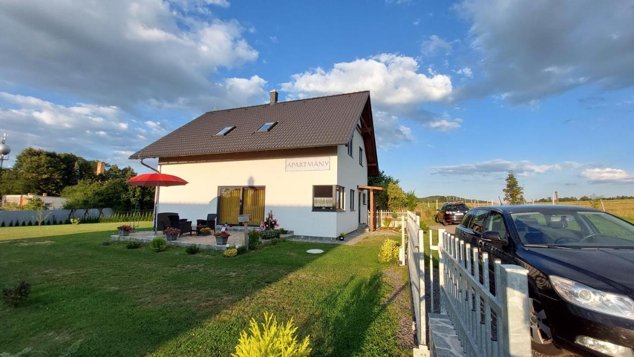 Apartmany Kohoutek A Slepicka V Novohradskych Horach Nove Hrady  Exterior photo
